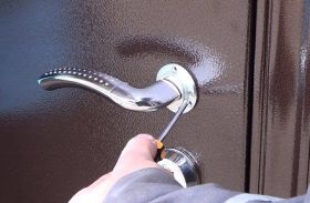 Замена дверной ручки металлической двери в Камышине