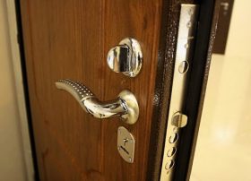 Замена входной двери в квартире в Камышине