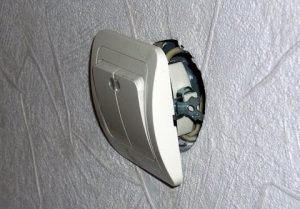Замена выключателя света в квартире в Камышине